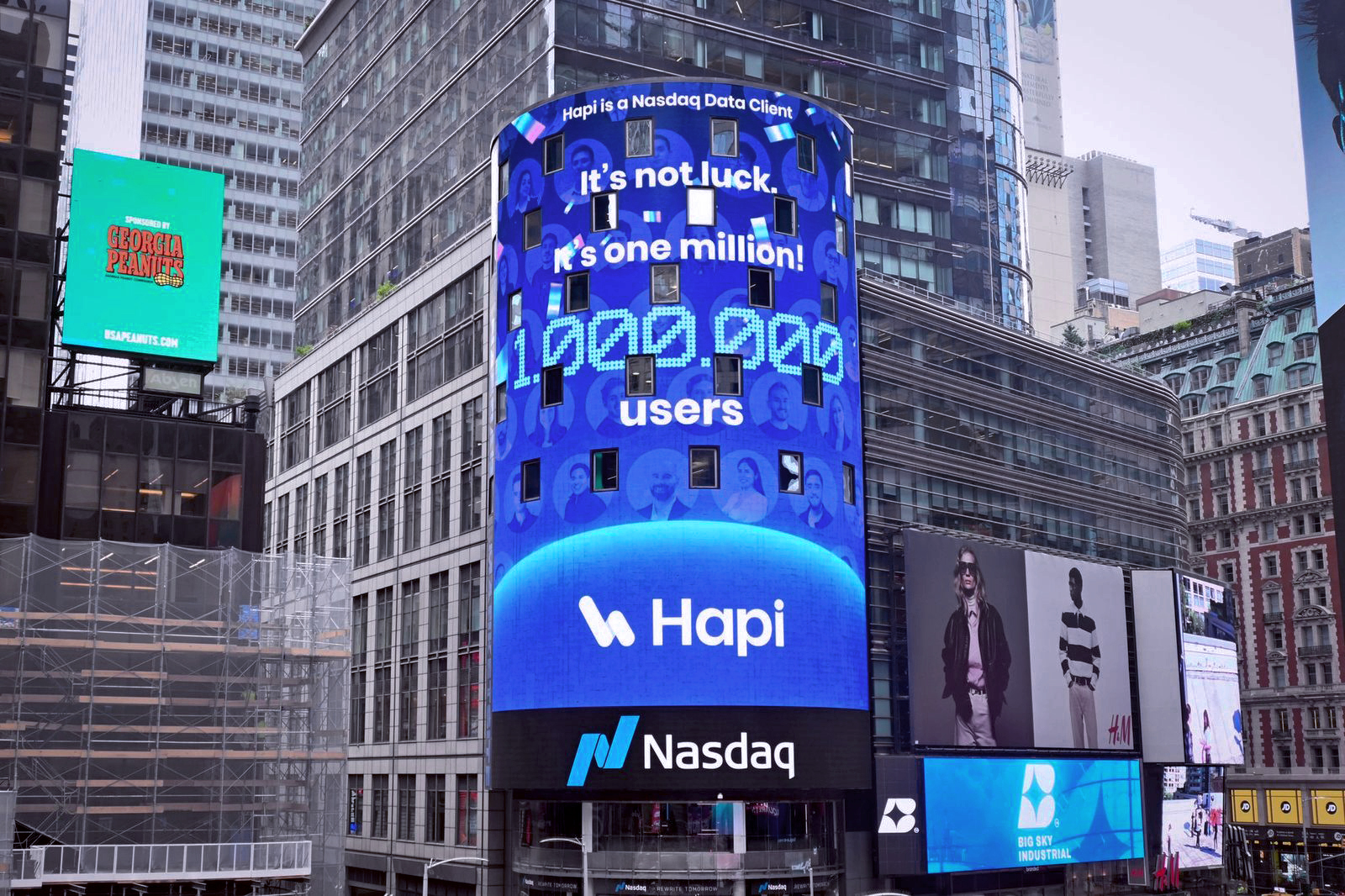 Pantalla del Nasdaq en Times Square celebrando 1 millón de usuarios de Hapi